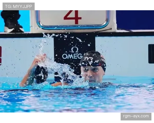 凯蒂·莱德基凌晨四点泳池边啃鸡胸肉的样子，真的绷不住了