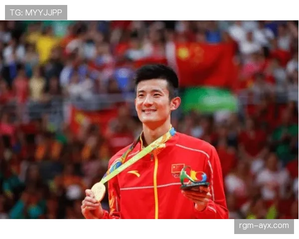 谌龙训练完直接啃鸡胸肉，这自律看得我手里的奶茶不香了