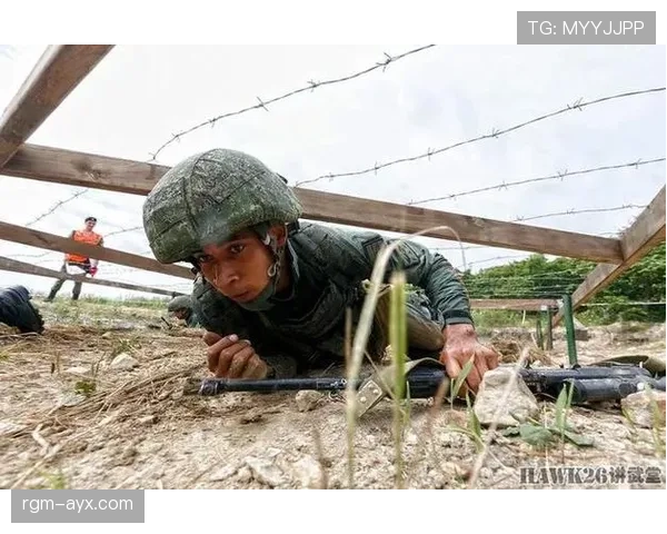 王昶这训练完直接瘫地上啃香蕉的样子，真不像拿过冠军的人？